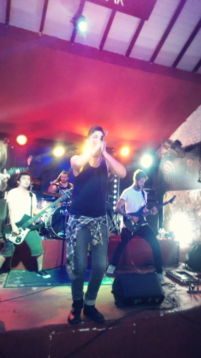 aspaceofrock's tweet photo. Show de domingo dia 19/04 foi lindo ainda mais com a @SaaraSubmerso http://t.co/9ECBcKaHgl