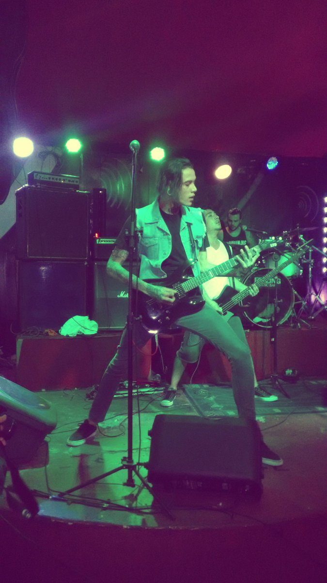 aspaceofrock's tweet photo. Show de domingo dia 19/04 foi lindo ainda mais com a @SaaraSubmerso http://t.co/9ECBcKaHgl