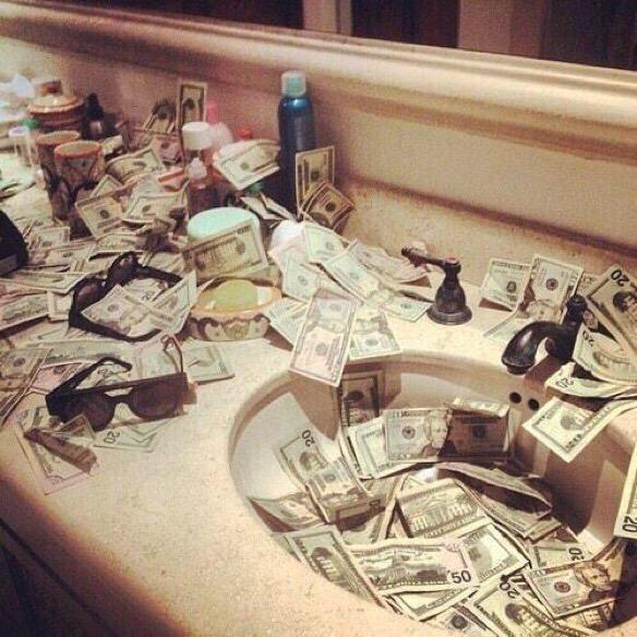 BibleOfWealth's tweet photo. I hate when the bathrooms a mess 😒 http://t.co/yy2t2nOtiy