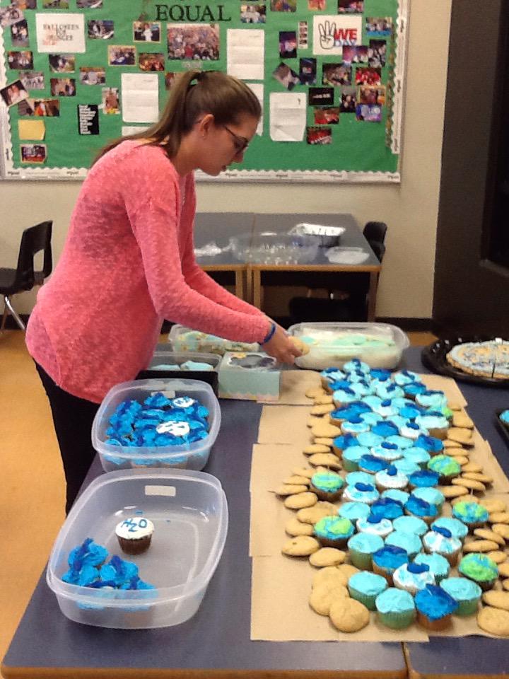 sdaintrey's tweet photo. @ProjectEqual @freethechildren we love bake sales! #webakeforchange #projectequal #freethechildren #wells #water http://t.co/nBXdw4Uskq