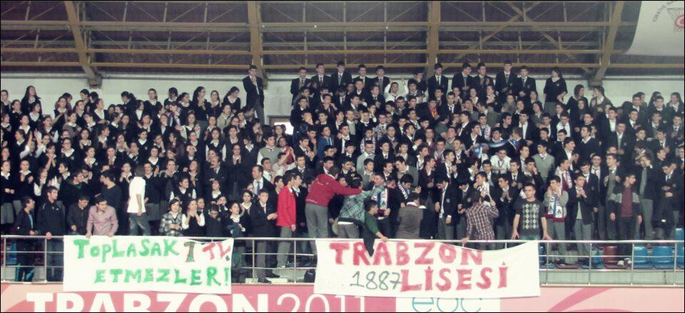 _TL123_'s tweet photo. #TrabzonLiseliOlmak şu pankartları 2011 senesinde sabahın köründe kalkıp hazırlamıştık.güzel günlerdi http://t.co/p8qpwSk7CR
