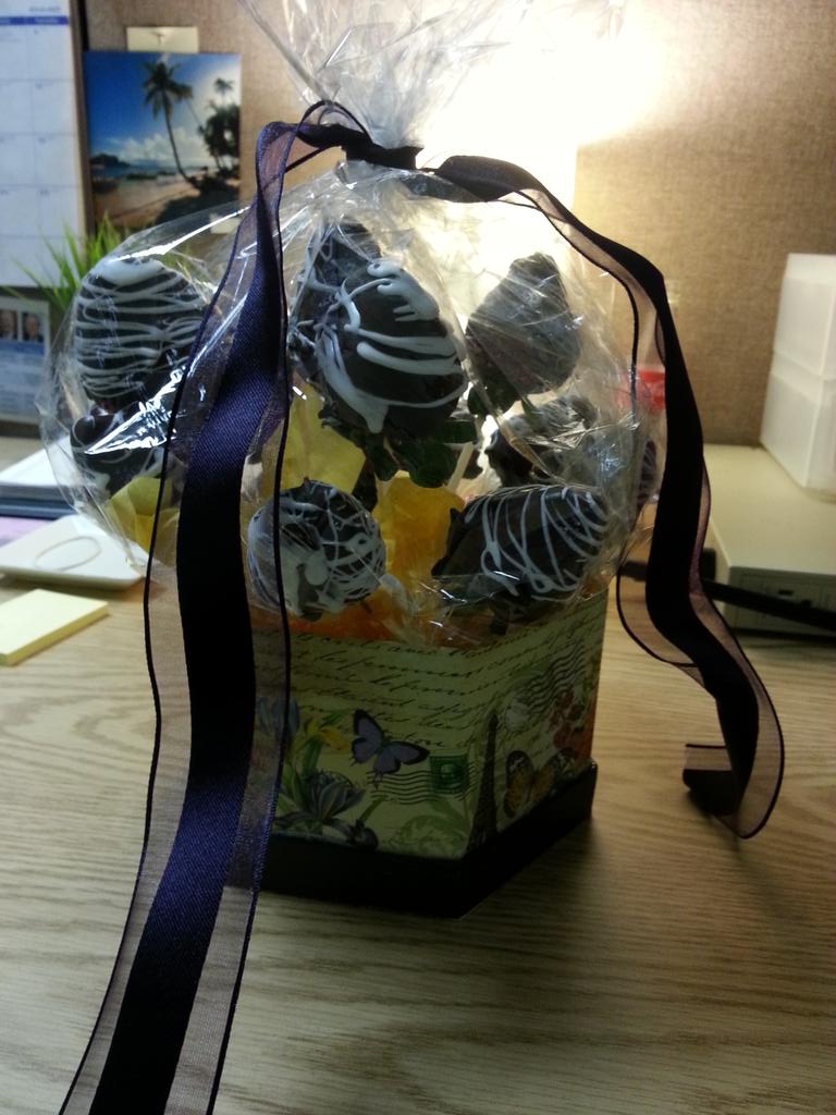 RegCabPR's tweet photo. Thank you for my delicious treats! #grateful #cubiclelife #AdminProfessionalsDay http://t.co/ZejA8UTKwH