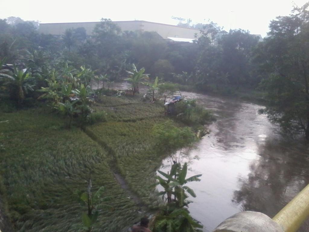 #help <a href="/SSChildJogja/">Save Street Child YK</a>: Cp 081392396054 | Banjir di bawah Jl Solo Carefour Maguwo | Menerima sumbangan pakaian n makanan