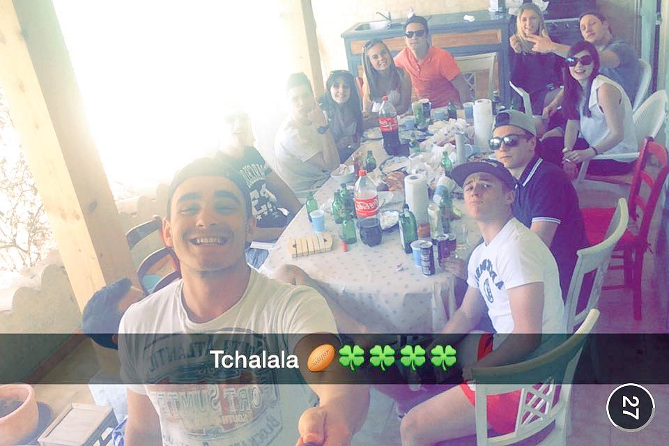 ThomasBar4's tweet photo. On est pas tout seul! #grillade #lesretrouvailles #apero #frys #Cancun #faitmal #aight ✌️💚🍀🏉 http://t.co/hmYSQOWnsf