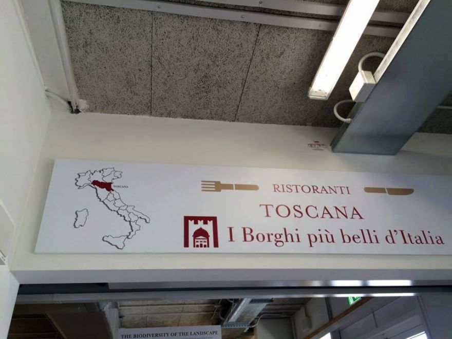 repubblica's tweet photo. Gaffe all'Expo, sull'insegna dei ristoranti la Toscana scambiata con l'Emilia Romagna http://t.co/A2IBZeQgek http://t.co/88rNDq8YSz
