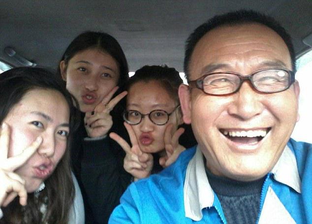 DailyMail's tweet photo. Taxi driver has 30k selfies with passengers b/c he asks for snaps instead of tips http://t.co/aY9ZjXQB3d http://t.co/1ENRpnmJV7