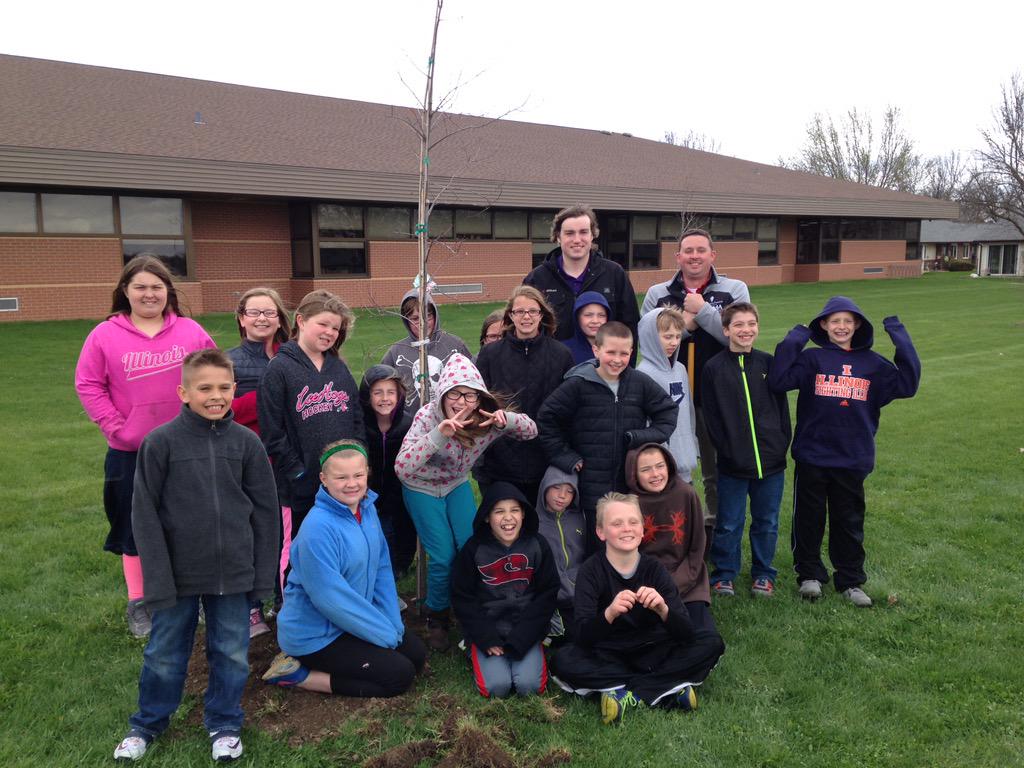 mphturf_79's tweet photo. @Golfdom Did just that! Donated &amp; helped plant an oak with the help of some cold 4th graders. @pvgolfclub http://t.co/Y2aPzCtRGA