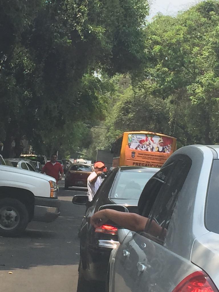eli_mtz21's tweet photo. En la calle de Jalapa, es TODO los dias y los franeleros a todo lo que da 😡@LaRomaDF @laromaviva @OVIALCDMX http://t.co/hFrlZ0PgVX