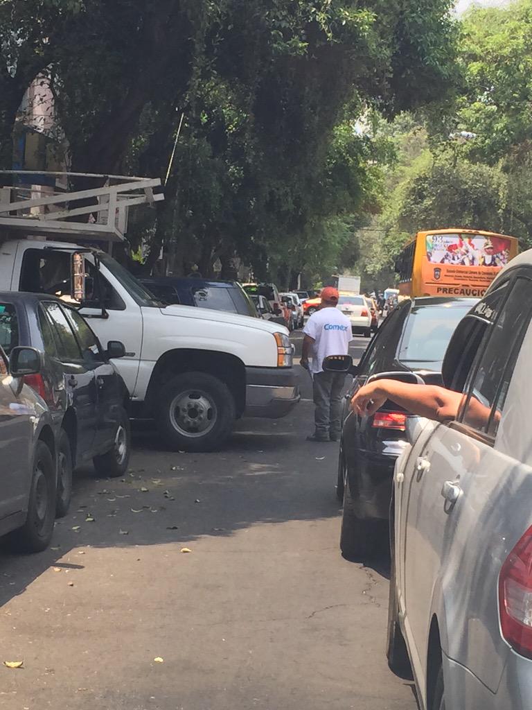eli_mtz21's tweet photo. En la calle de Jalapa, es TODO los dias y los franeleros a todo lo que da 😡@LaRomaDF @laromaviva @OVIALCDMX http://t.co/hFrlZ0PgVX