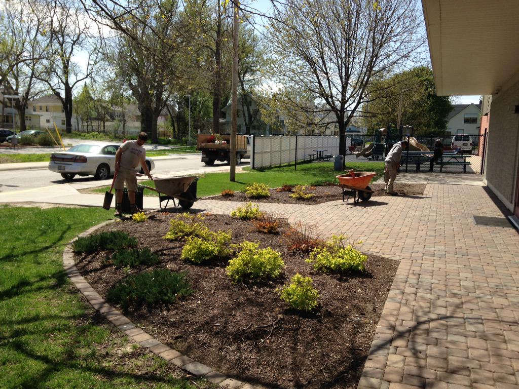SunValleyOmaha's tweet photo. Spring cleanup action happening at @OmahaSalArmy! #PLANETDOS #Commit20 http://t.co/CtnsMA94bJ