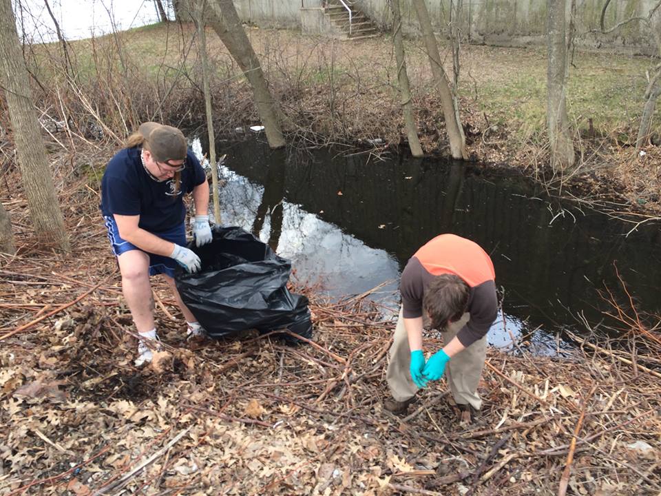 river_clean's tweet photo. Clean River Wrapping up Earth  w/the 3M Touch Systems volunteers cleaning along the banks of Merrimack @river_clean http://t.co/lejtTR3sYG