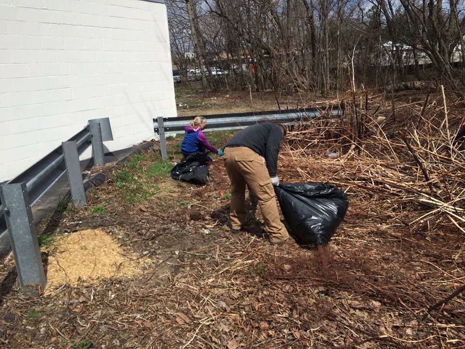 river_clean's tweet photo. Clean River Wrapping up Earth  w/the 3M Touch Systems volunteers cleaning along the banks of Merrimack @river_clean http://t.co/lejtTR3sYG