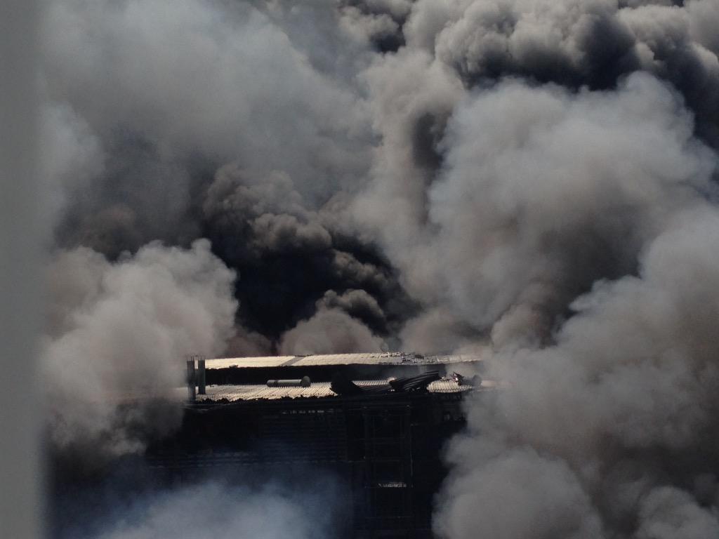 wiwi9300's tweet photo. Sigue incendio después de tres horas de labor de los bomberos http://t.co/2DifP5epAX