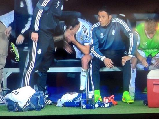 Futbol_Secretos's tweet photo. Chicharito llorando de la emoción y todavía hay quienes dicen que el fútbol es solo un deporte http://t.co/lF8sEXkw2k
