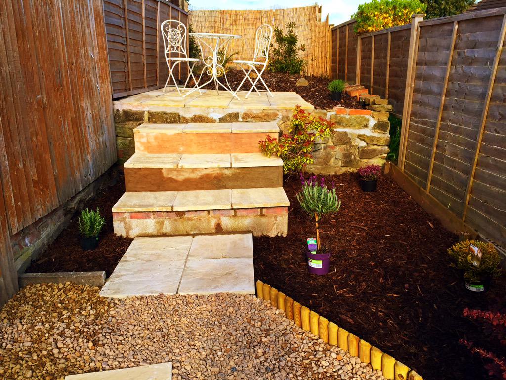 StruttCottage's tweet photo. Garden at Strutt Cottage almost done, just some minor tweaks! #holiday #holidaycottage #shortbreak http://t.co/QuvFWGilE6
