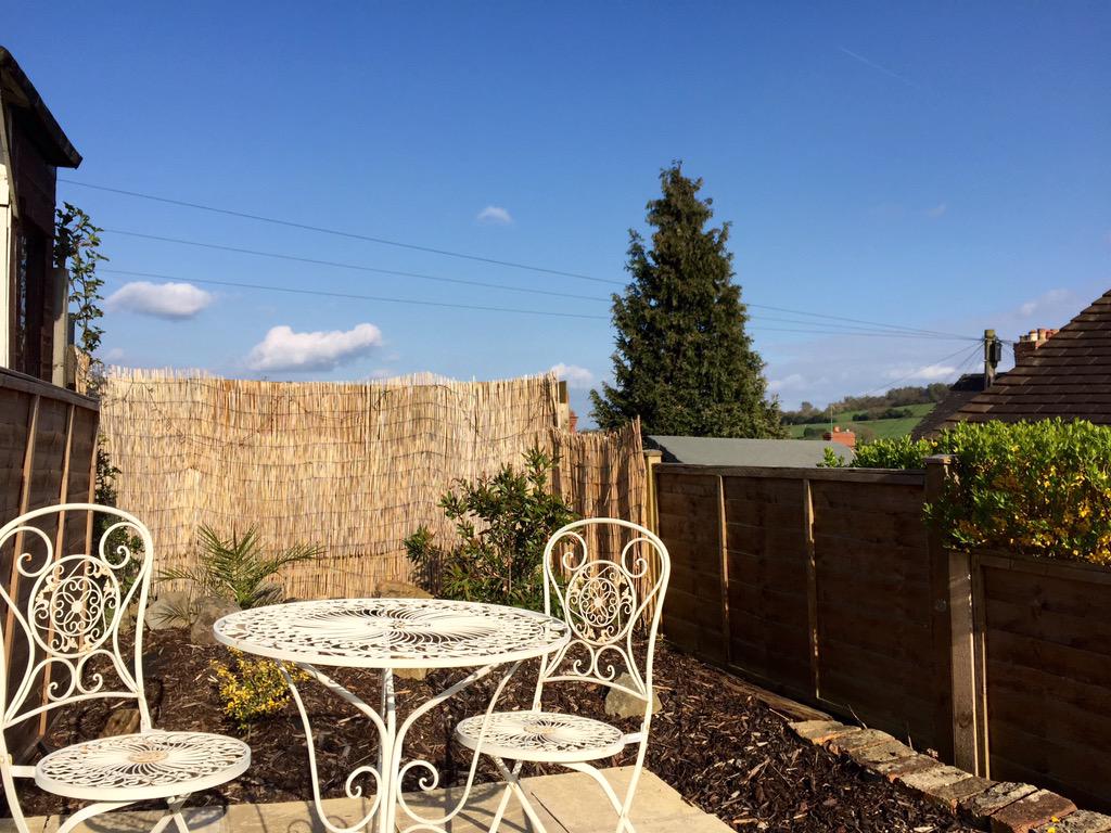 StruttCottage's tweet photo. Garden at Strutt Cottage almost done, just some minor tweaks! #holiday #holidaycottage #shortbreak http://t.co/QuvFWGilE6