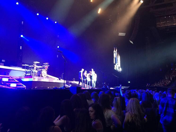 thevampsbr's tweet photo. A fã escolhida já está no palco! http://t.co/p4mmF1NQlM