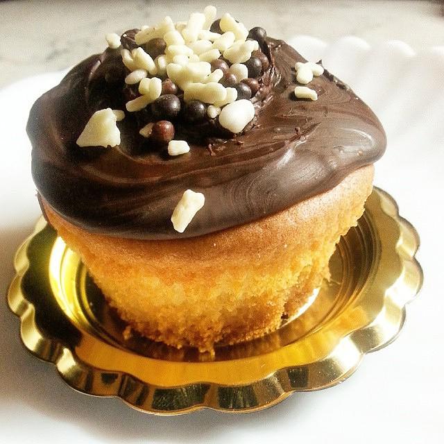 mfbbocconi's tweet photo. By @grazia9870 #cupcake ripieno di #nutella ricoperto di #cioccolatofondente e #zuccherini http://t.co/VESLxVA8Px