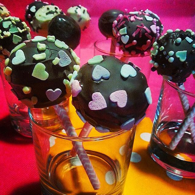 mfbbocconi's tweet photo. By @ange_1297 #cakepops #dolceitaliano #americancookies#cake #cioccolatofondente https://t.co/r512XS6xIC http://t.co/MveC3ixOjG