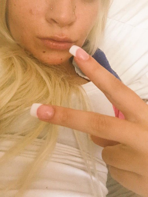 #pinkandwhite on "fleek" 😂 lol http://t.co/vRIjOgToPv<a href="/tag/pinkandwhite"class="tags">#pinkandwhite</a>