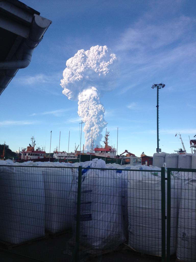 rastoto's tweet photo. En estos momentos volcán calbuco!!! http://t.co/ZMdxQXRUOW