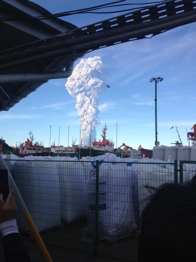 rastoto's tweet photo. En estos momentos volcán calbuco!!! http://t.co/ZMdxQXRUOW