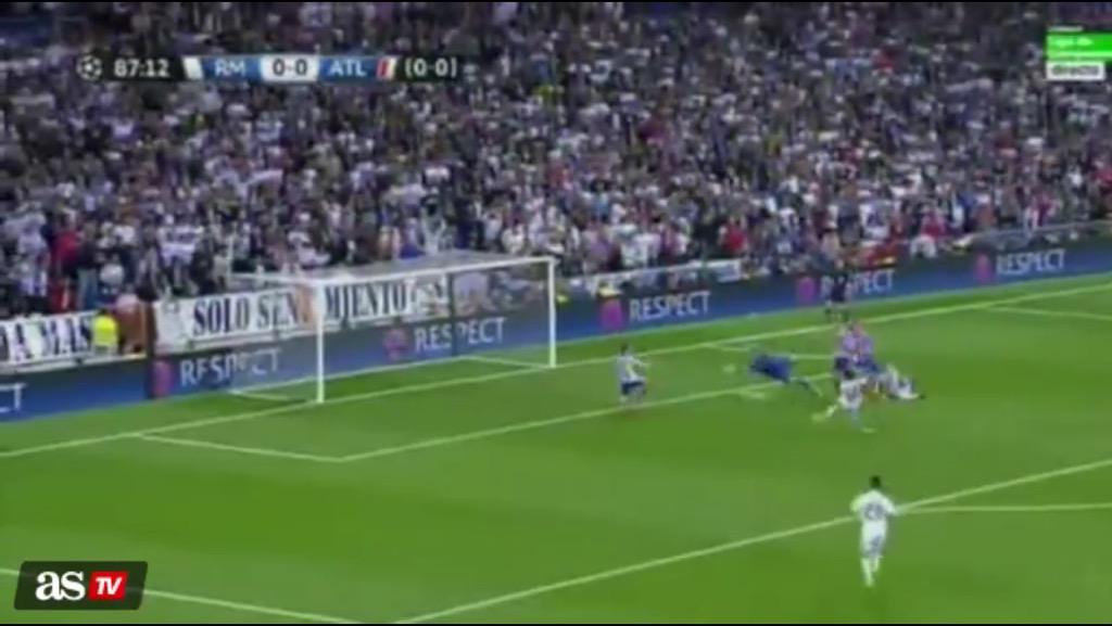 GabiTeletipo's tweet photo. En Lisboa fue pasados 2:48 minutos del tiempo reglamentario, hoy fue 2:48 antes del Minuto 90, así es la vida. http://t.co/Bp9NQPuHhu