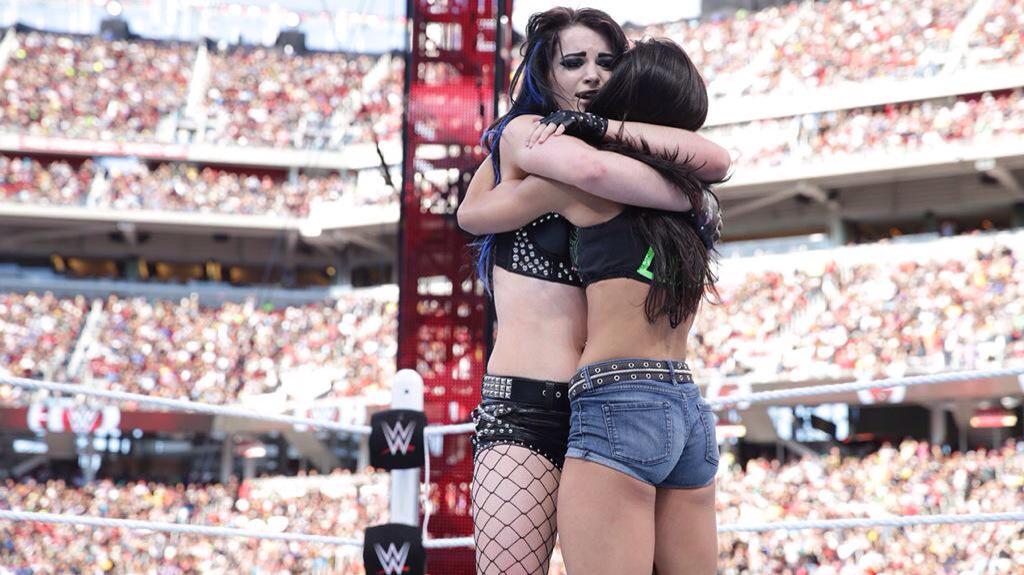 AssLees's tweet photo. Nothing better than a best friend.Paige is lucky to have AJ for a friend http://t.co/gBbvph9kpN
