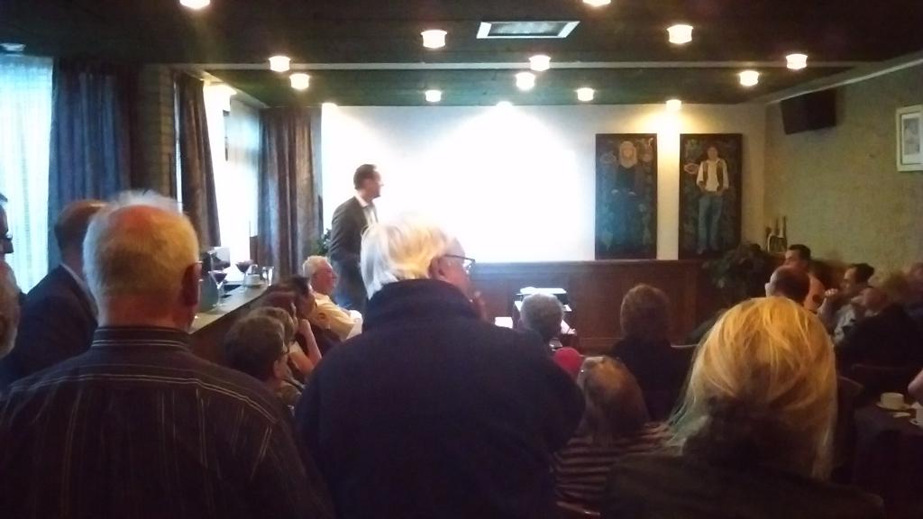 OVMook's tweet photo. Dank aan quizmaster @2Mup. Verkiezing 'Slimste mens v Mook en Middelaar' vlekkenloos verlopen! http://t.co/hdpV7Z9zF9