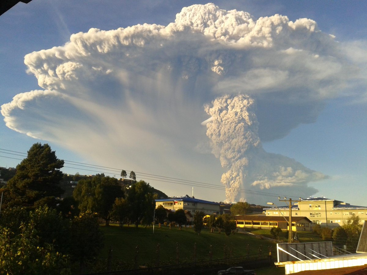 A esta hora en Puerto Montt, Volcan Calbuco en Erupcion el viento es norte