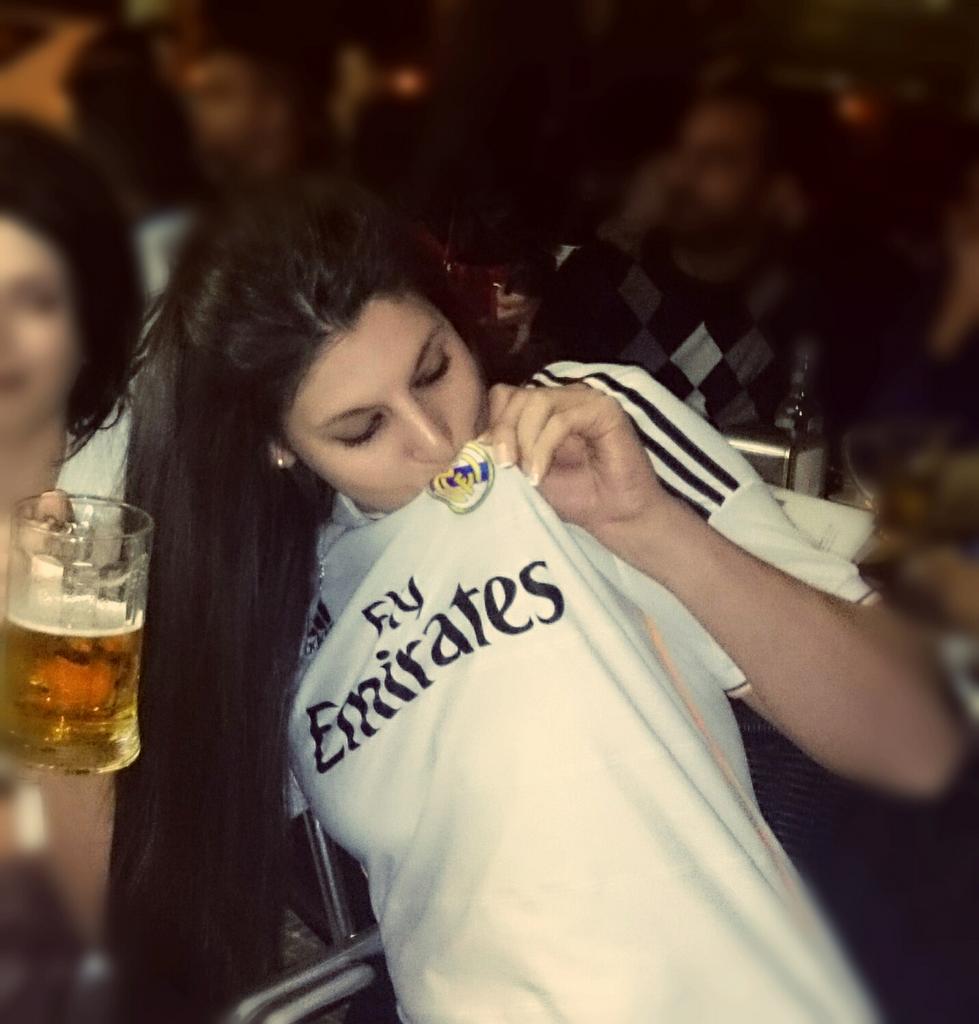 Ewy_24's tweet photo. "Llevo tu camiseta pegada al corazón, losdías que tú juegas son todo lo que soy."@realmadrid http://t.co/YDiA5zHagO