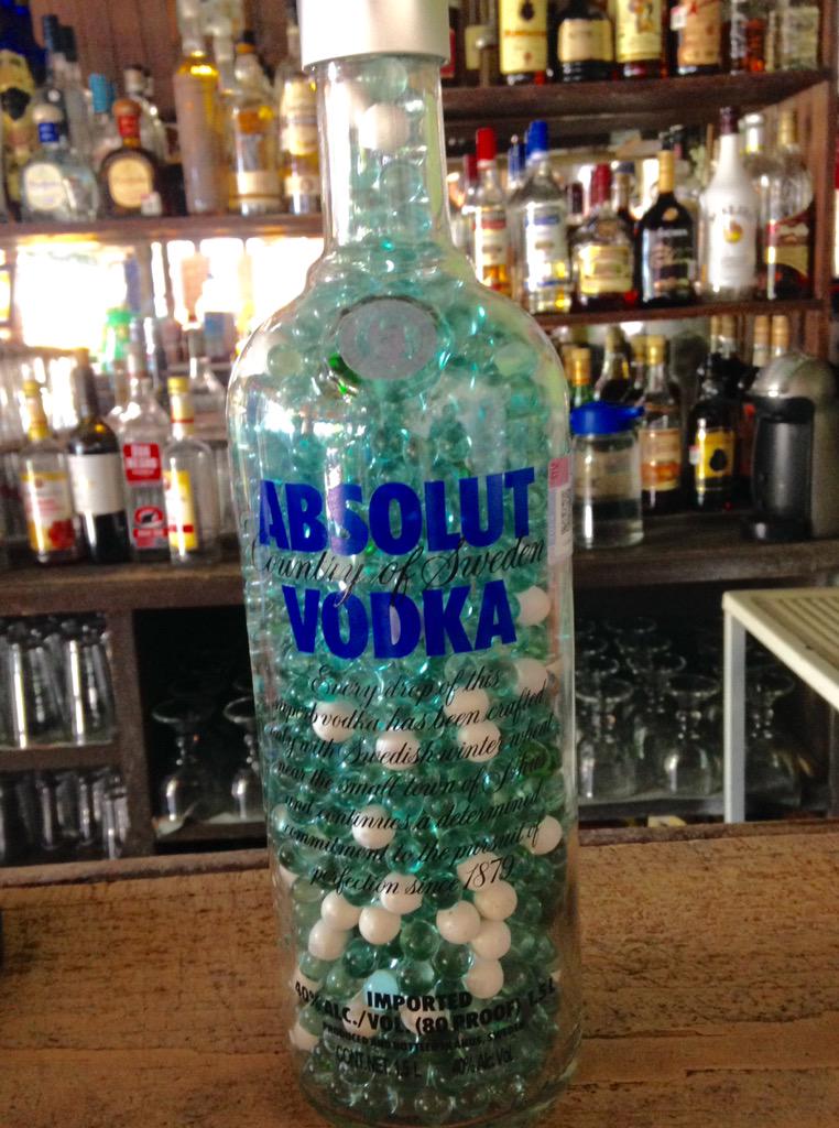 rinconcitoCB's tweet photo. Adivina cuantas canicas son y gana una botella !!!! Rinconcito bar http://t.co/i73fXhFoN7