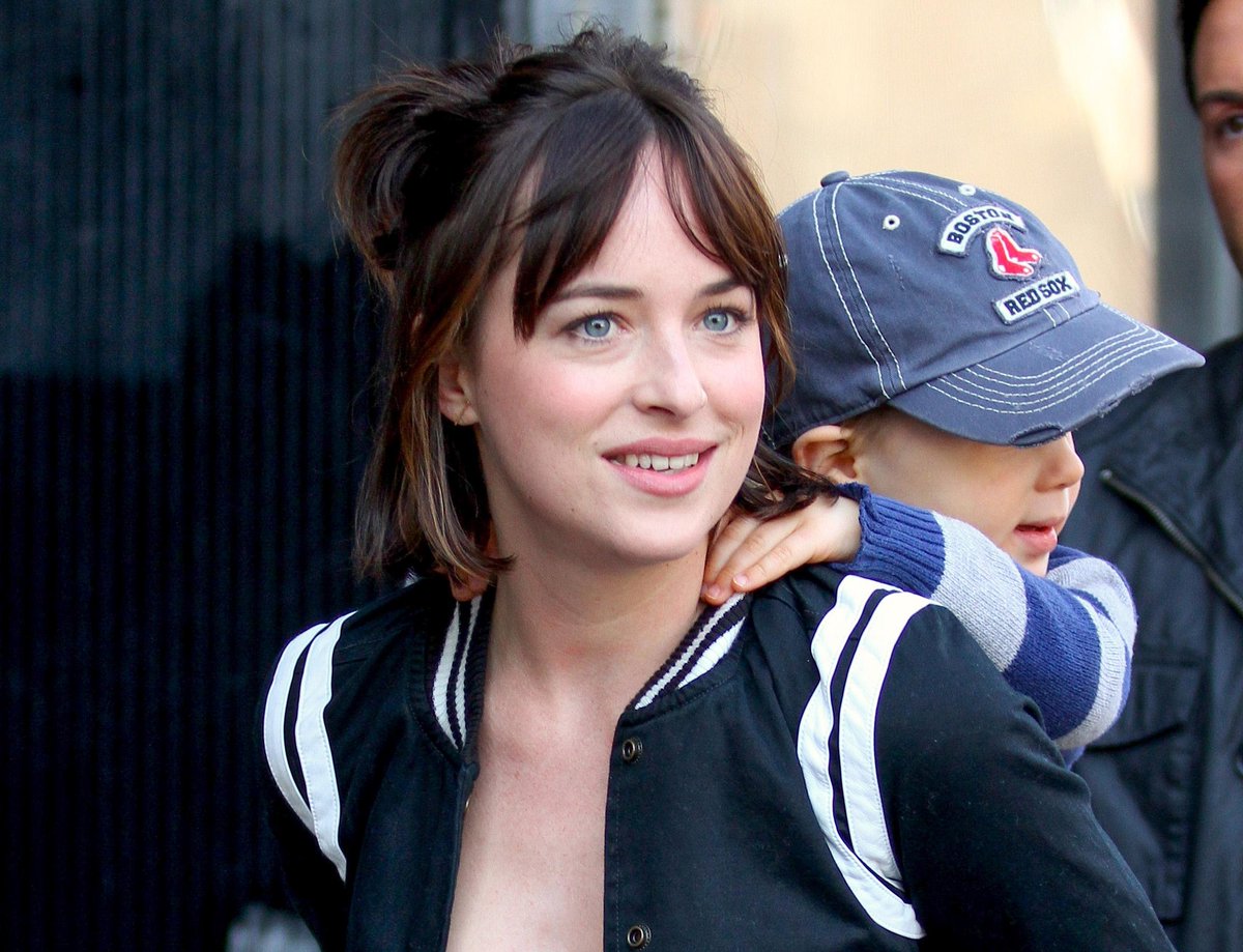 Дакота джонсон дети. Dakota Johnson. Дакота Джонсон Слоан Хаген. Дакота Джонсон родители. Мать Дакоты Джонсон.