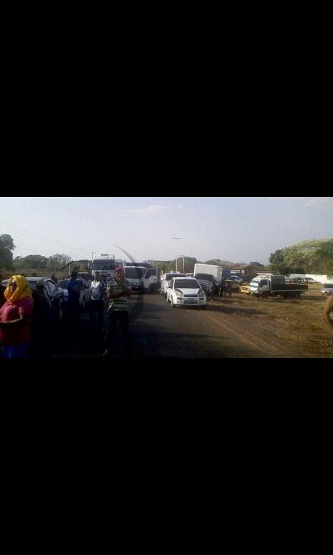 Carvir's tweet photo. Tranca en Cabruta duró 12 horas y seguirán mañana con la protesta hasta respuesta del alcalde @ElNacionalWeb http://t.co/G5Dm87XoNX