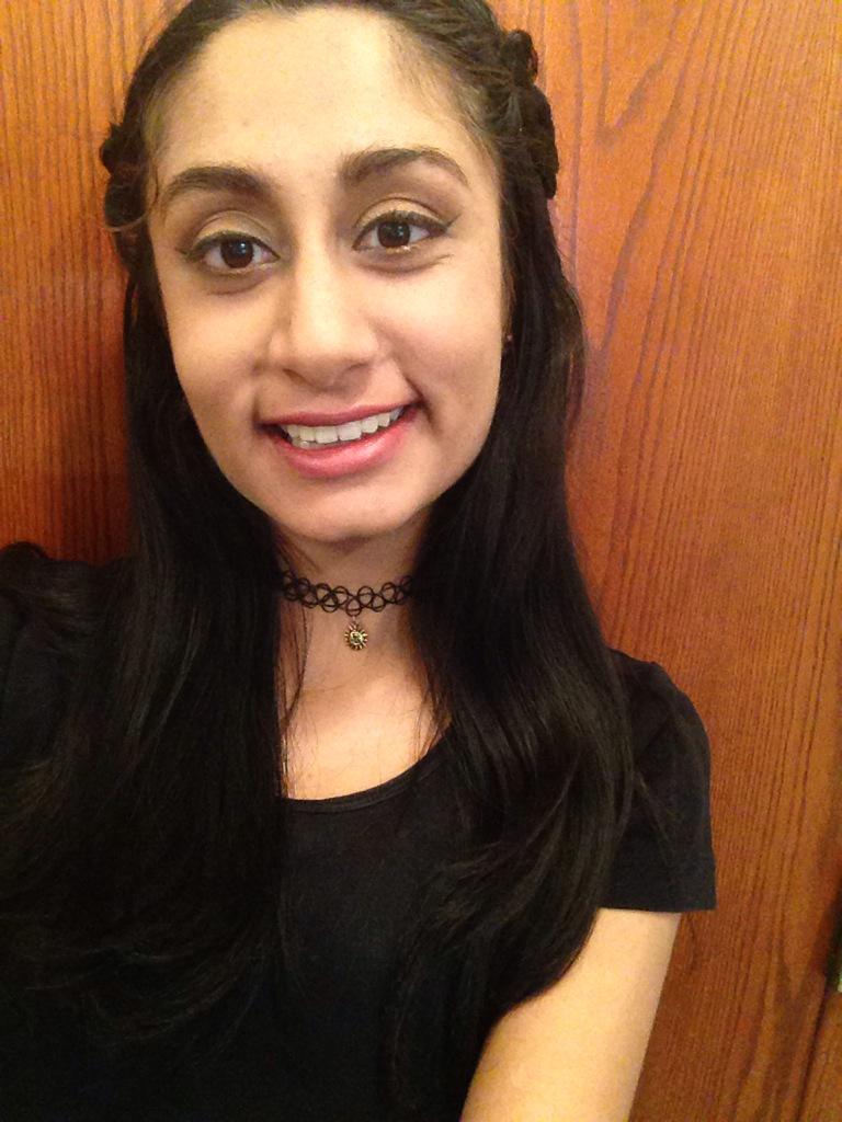 AwkwardTeen1010's tweet photo. practicing hair and makeup for prom 😂😂😂 

someone help me pls http://t.co/Nfz6VlESUY