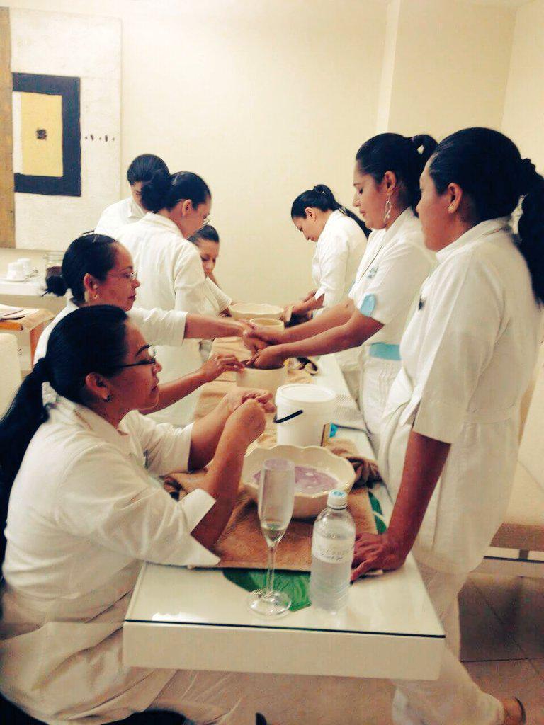 Adryazuara's tweet photo. Another #Spa  trainning @mebath Hotel Secrets Cozumel. SUPER TEAM!! @all4spas #skincare  #EarthDay http://t.co/RozrpBTcIi