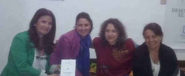 auxidelolmo's tweet photo. Gracias @ArabellaSiles ha sido genial td lo compartido.Grandes poemas en "Desenredando el aire",grande tu dedicatoria http://t.co/hgZ8NJQlj4
