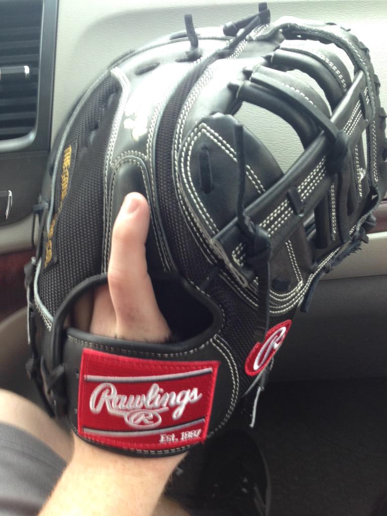 Sam_Sweitz's tweet photo. New leather thanks to @RawlingsSports #heartofthehide #promesh http://t.co/41qkDi9tyB
