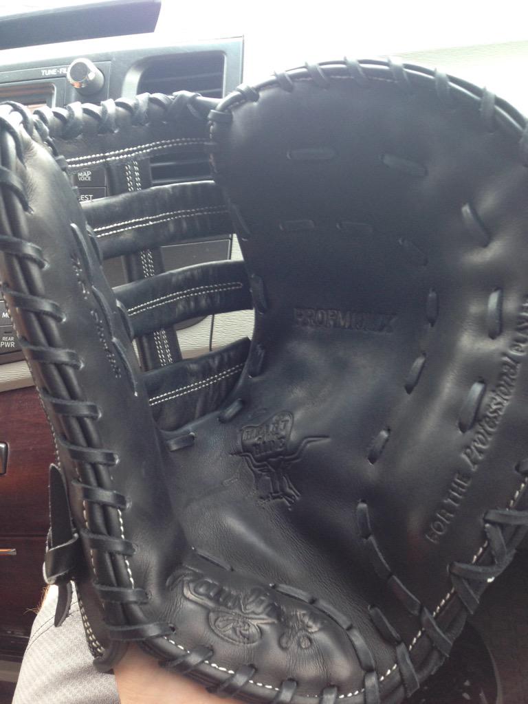 Sam_Sweitz's tweet photo. New leather thanks to @RawlingsSports #heartofthehide #promesh http://t.co/41qkDi9tyB