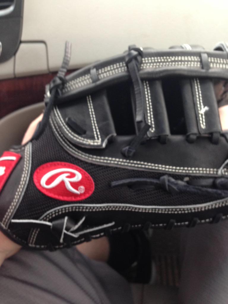 Sam_Sweitz's tweet photo. New leather thanks to @RawlingsSports #heartofthehide #promesh http://t.co/41qkDi9tyB