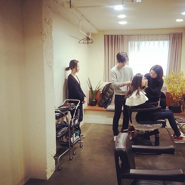 Wonderful_INA's tweet photo. 150419 #Sohee got her make up fix in the shooting set in her new movie “Busan Tour” Credit ssuns604 IG via @WGHK http://t.co/h983kUwPyw