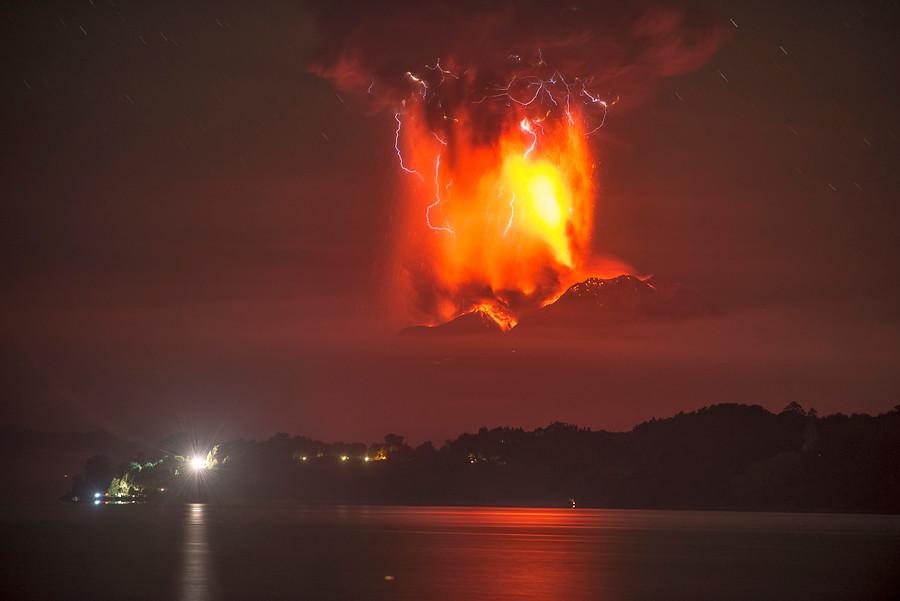 VOLCANIC LIGHTNING: For the first time in more than 42 years, the Calbuco volcano in southern Chile has erupted CDP8vu2WYAAZ4zF