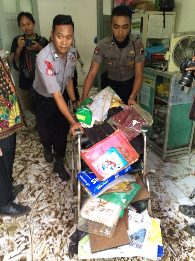 ganjarpranowo's tweet photo. Warga Banyuanyar solo lg resik2, bar banjir.. Ewangi yuuuk... http://t.co/KgJe6crE0n