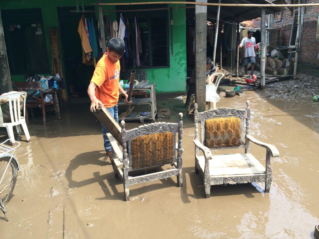 ganjarpranowo's tweet photo. Warga Banyuanyar solo lg resik2, bar banjir.. Ewangi yuuuk... http://t.co/KgJe6crE0n