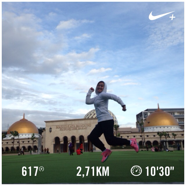 oooshintaaa's tweet photo. Photo Run a.k.a lari sambil foto2  I just ran 2,71 km @ a 10'30"/km pace with Nike+. http://t.co/Jl1SDcsBKn #nikeplus http://t.co/GZv5VCus6t
