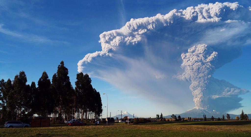 sapeurpompier's tweet photo. Volcan calbuco imágenes desde puerto montt http://t.co/AwzN1101Aj