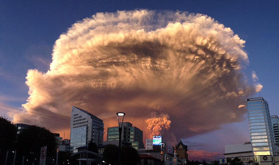 DCHomos's tweet photo. Volcano that erupted in Calbuco, Chile today. http://t.co/2b9zvSJ7Kg