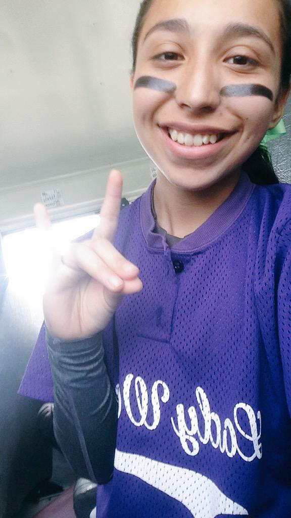 Clari_Aguillon's tweet image. GOT THE W! On our last game of the season vs. USHS 💜💛👊🏼 #lbjwolves #softball2015 #greatseason