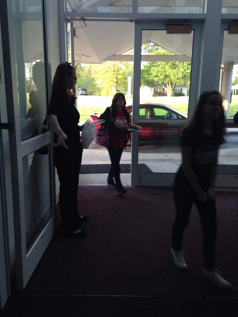 KierraKiki430's tweet photo. #DCHSNHS Open a door for five people. @angiegunter with Devin ford, Ashley ware,, and Britney Nelson. http://t.co/8Jfwkaa4tL