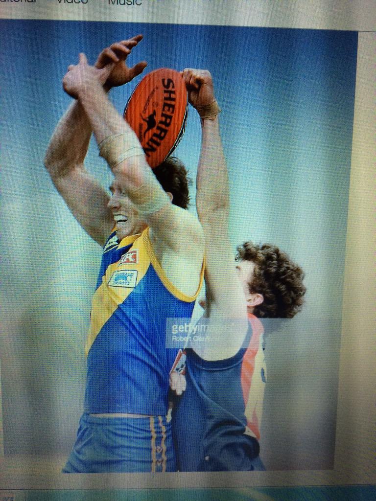 PaulAmy375's tweet photo. The Coburg defender spoiling Willy's Matty Little?James Keogh, better known these days as hit-machine muso Vance Joy http://t.co/qfRJF4lbKZ
